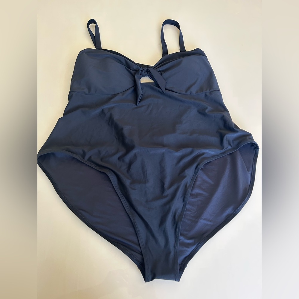 4X Old Navy Women Swimsuit. Black. Size 4X. Black